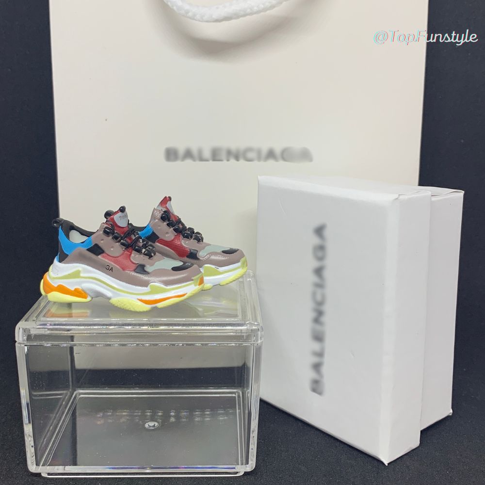 Mini sneakers Triple S sur vitrine avec boîte et sac - vue d'ensemble kit décoratif 3D