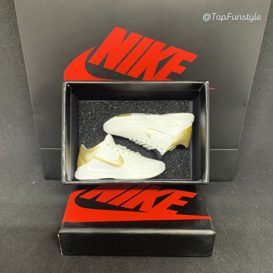 Paire de mini sneakers Kobe 5 Big Stage Parade blanc et or dans sa boîte miniature, talon doré