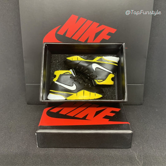 Paire de mini sneakers Kobe 1 Del Sol noir et jaune dans sa boîte miniature à mousse noire