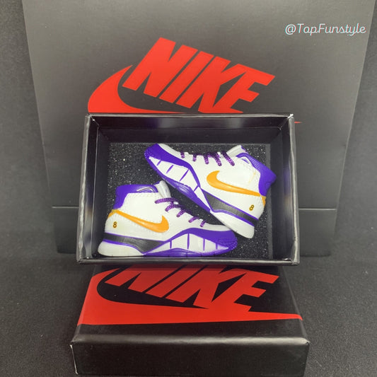 Paire de mini sneakers Kobe 81 Points blanc et violet dans sa boîte miniature, numéro 8 au talon
