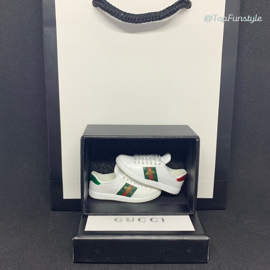 Mini sneakers Ace abeille blanches dans boîte miniature avec sac cadeau