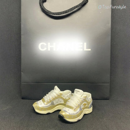 Mini sneakers Chanel CC doré face sac style luxe - overlays or et monogramme CC