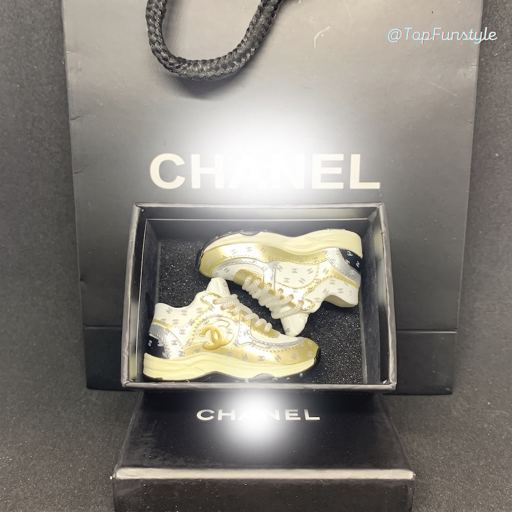 Mini sneakers Chanel CC doré dans coffret noir - kit cadeau miniature 3D