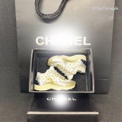 Mini sneakers Chanel CC doré dans coffret noir - kit cadeau miniature 3D