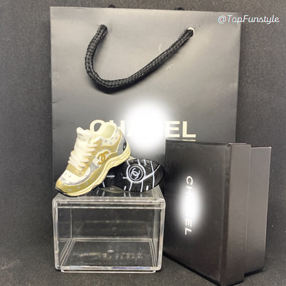 Mini sneakers Chanel CC doré détail semelle et monogramme - collection décorative 3D