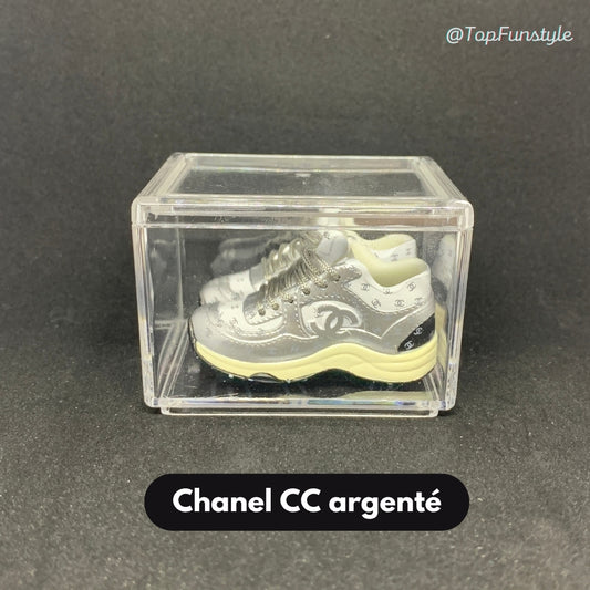 Mini sneakers Chanel CC argenté en vitrine transparente - paire 3D métallique argent