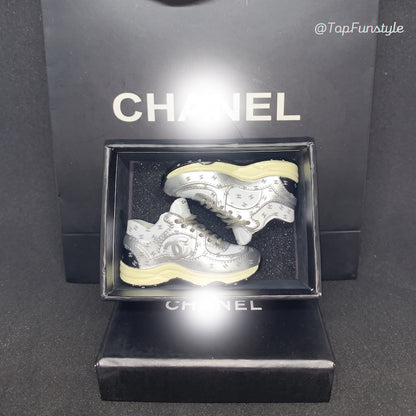 Mini sneakers Chanel CC argenté dans coffret noir - kit cadeau miniature 3D