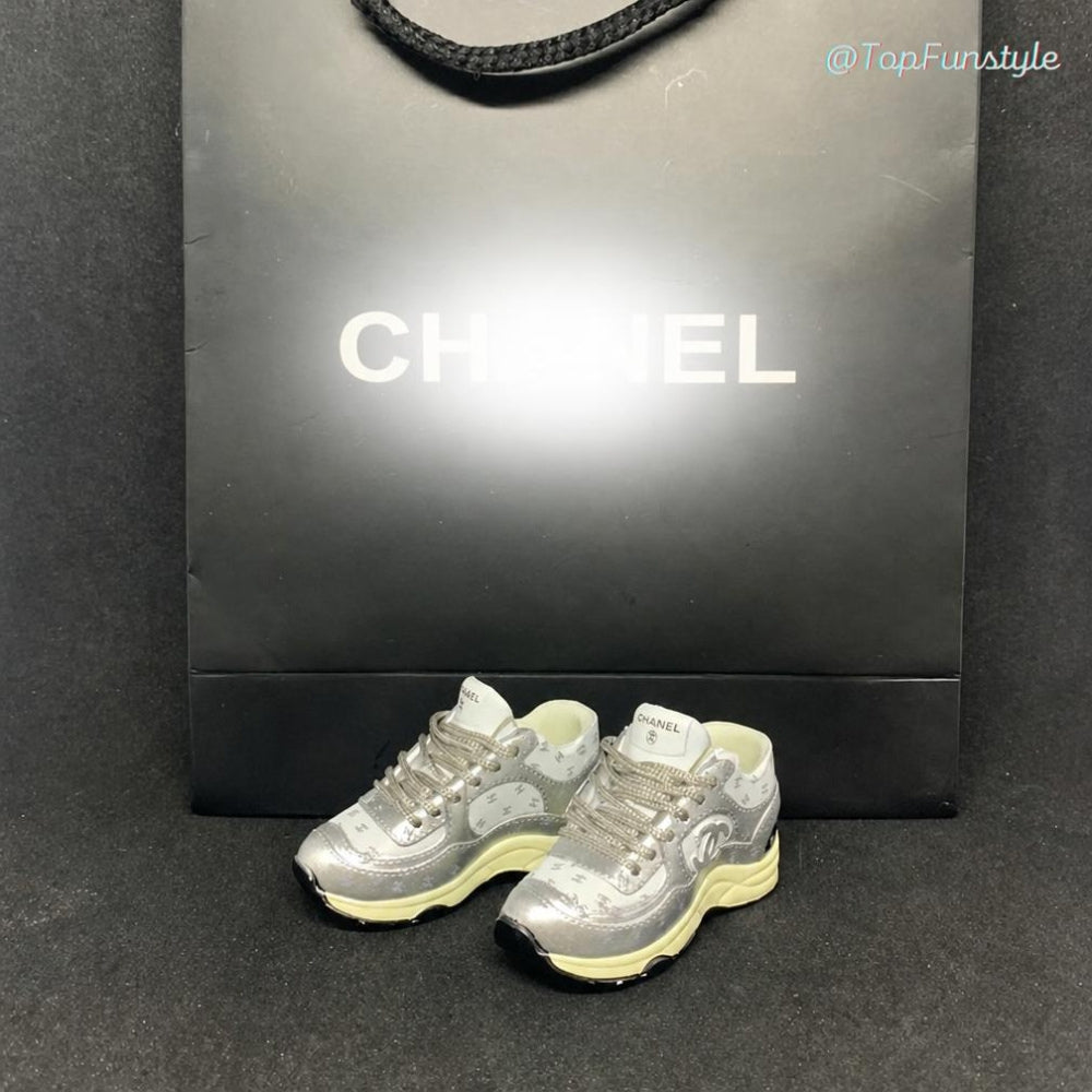 Mini sneakers Chanel CC argenté face sac style luxe - monogramme CC et semelle crème