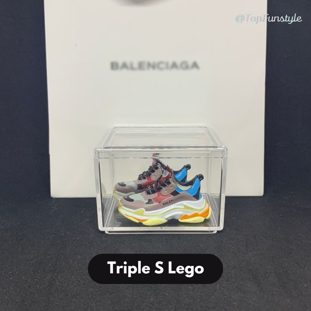 Mini sneakers Triple S gris rouge bleu en vitrine transparente - paire 3D semelle épaisse