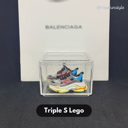 Mini sneakers Triple S gris rouge bleu en vitrine transparente - paire 3D semelle épaisse