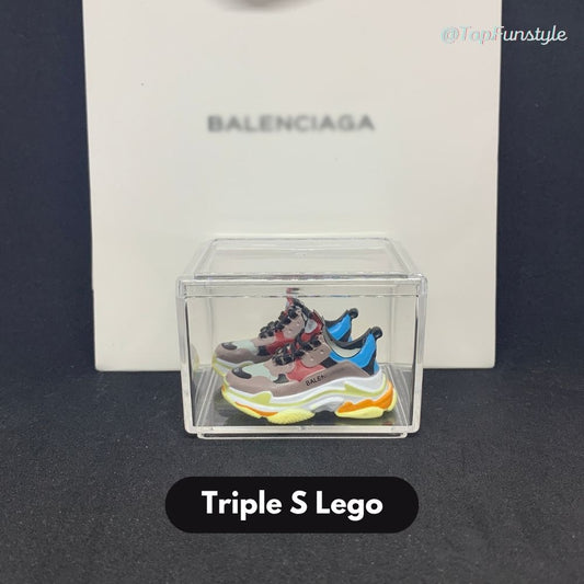 Mini sneakers Triple S gris rouge bleu en vitrine transparente - paire 3D semelle épaisse