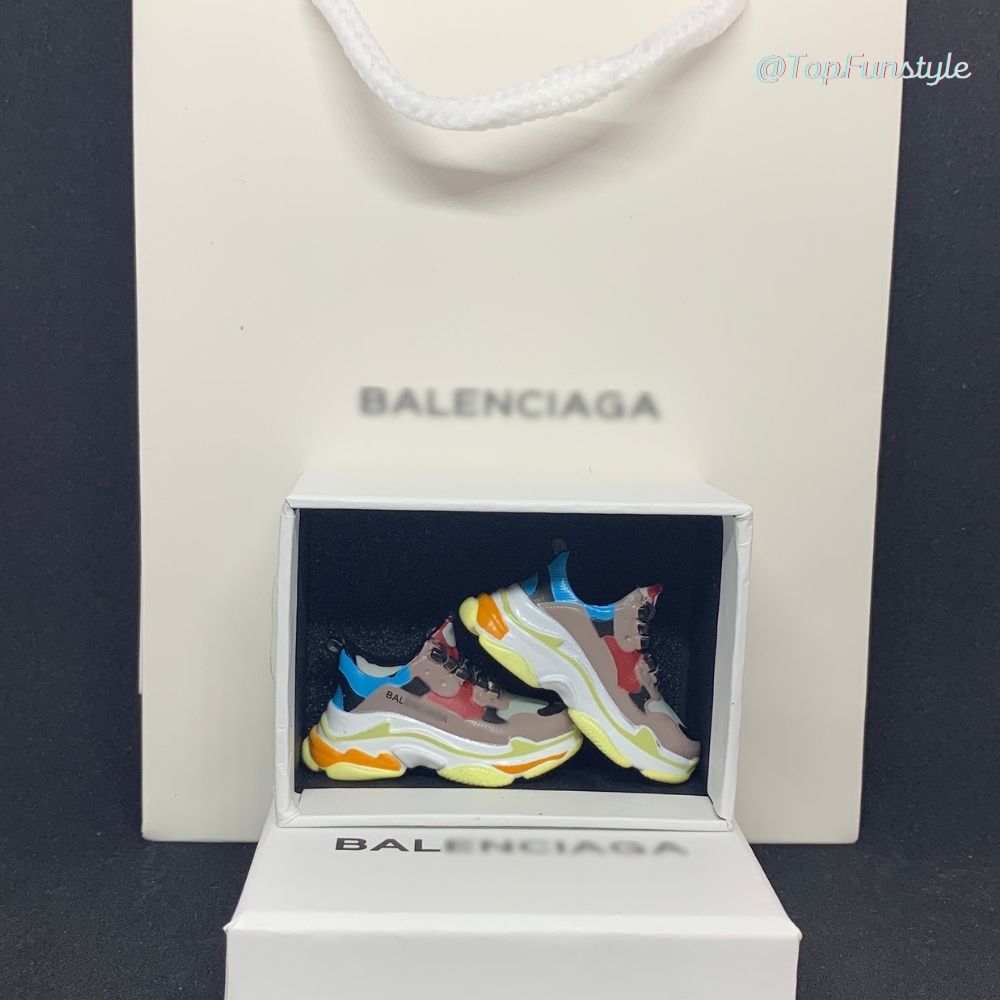 Mini sneakers Triple S dans coffret blanc - kit cadeau miniature 3D beige rouge bleu