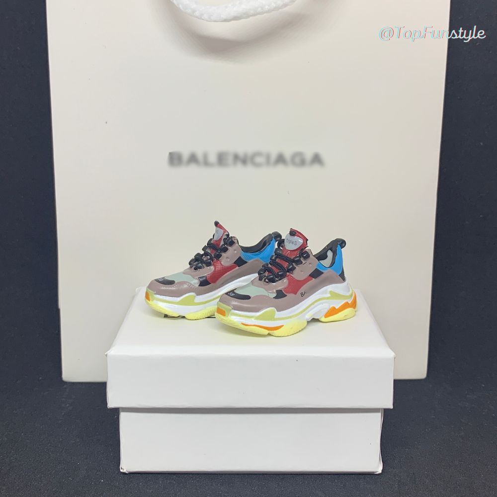Mini sneakers Triple S sur boîte miniature face sac - coloris patchwork et semelle empilée