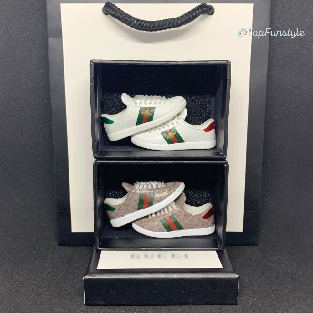 Versions blanche et GG abeille des mini baskets Ace dans deux boîtes superposées, modèles vendus séparément.