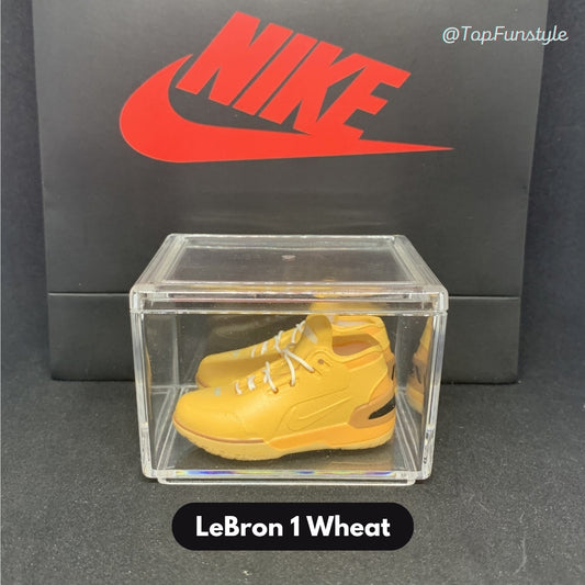Mini sneakers LeBron 1 Wheat jaune blé dans leur vitrine transparente - miniature décorative
