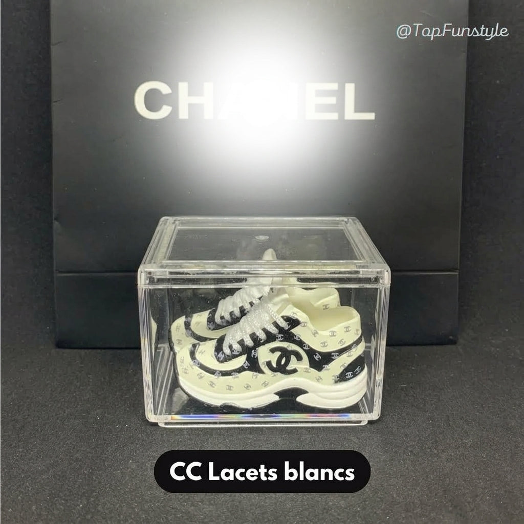 Mini sneakers CC Sport Chic crème et noir en vitrine - lacets blancs motif CC