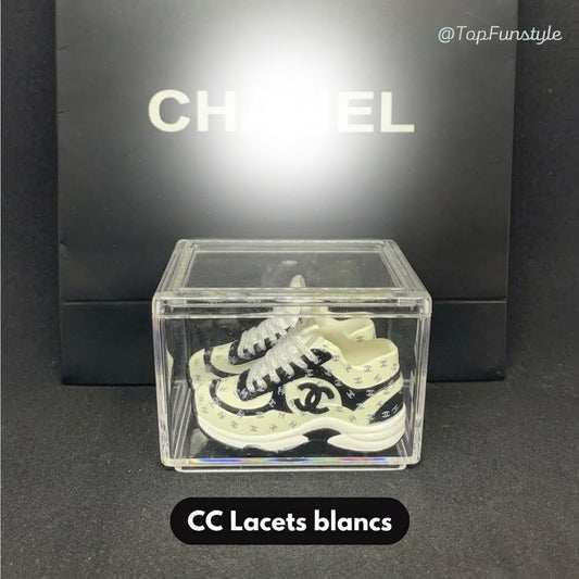 Mini sneakers CC Sport Chic crème et noir en vitrine - lacets blancs motif CC