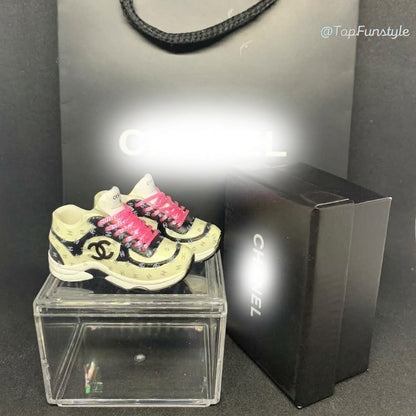 Mini sneakers CC Sport Chic lacets roses sur vitrine - silhouette sport chic