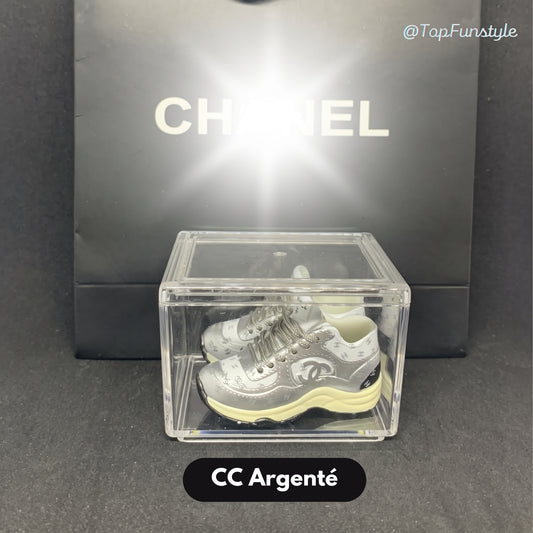 Mini sneakers Chanel CC argenté en vitrine - finish argent métallique et monogramme CC