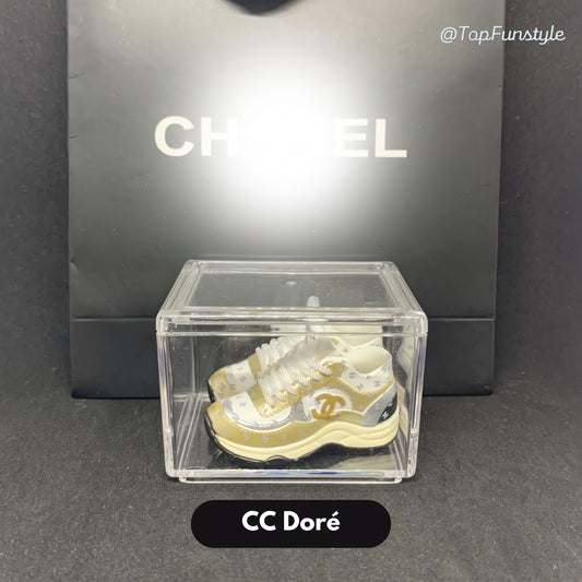Mini sneakers Chanel CC doré en vitrine - finish or métallique et monogramme CC