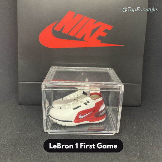 Mini sneakers LeBron 1 First Game blanc et rouge dans leur vitrine transparente - miniature décorative