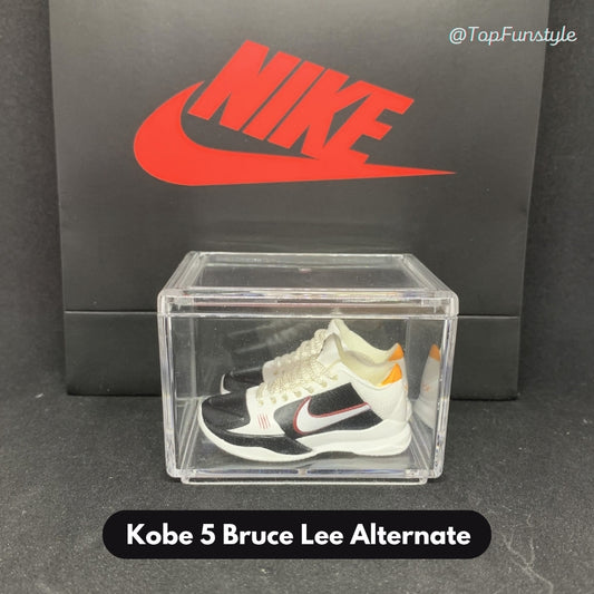 Mini sneakers Kobe 5 Bruce Lee Alternate blanc, noir et rouge dans leur vitrine transparente - miniature décorative