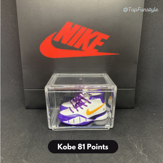 Mini sneakers Kobe 81 Points blanc, violet et or dans leur vitrine transparente - miniature décorative