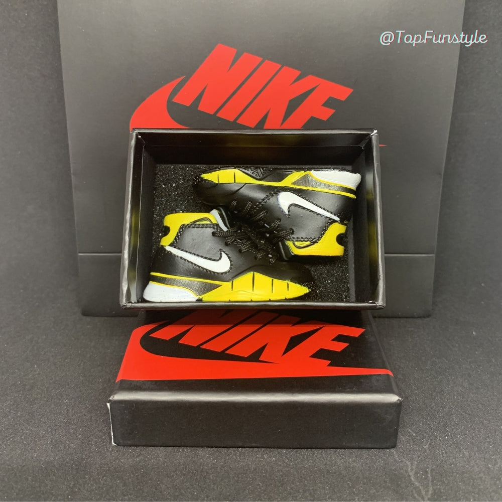 Paire de mini sneakers Kobe 1 Del Sol noir et jaune dans sa boîte miniature à mousse noire