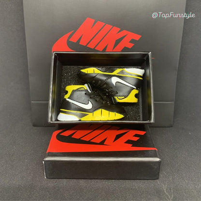 Paire de mini sneakers Kobe 1 Del Sol noir et jaune dans sa boîte miniature à mousse noire