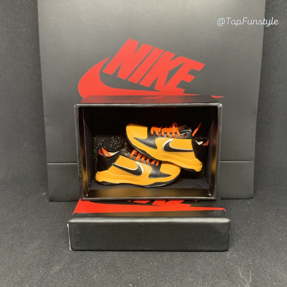 Paire de mini sneakers Kobe 5 Bruce Lee jaune et noir dans sa boîte miniature à mousse noire