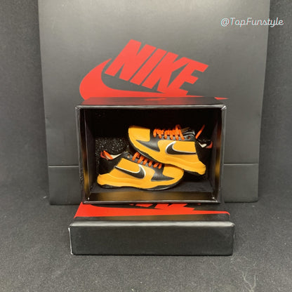 Paire de mini sneakers Kobe 5 Bruce Lee jaune et noir dans sa boîte miniature à mousse noire