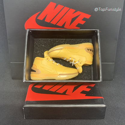 Paire de mini sneakers LeBron 1 Wheat jaune blé dans sa boîte miniature à mousse noire