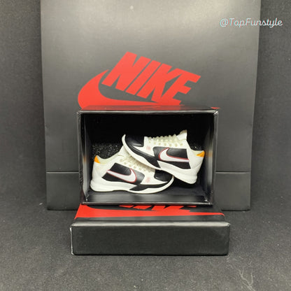 Paire de mini sneakers Kobe 5 Bruce Lee Alternate blanc et noir dans sa boîte miniature, griffures rouges sur le côté
