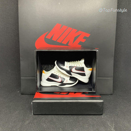 Paire de mini sneakers Kobe 5 Bruce Lee Alternate blanc et noir dans sa boîte miniature, griffures rouges sur le côté