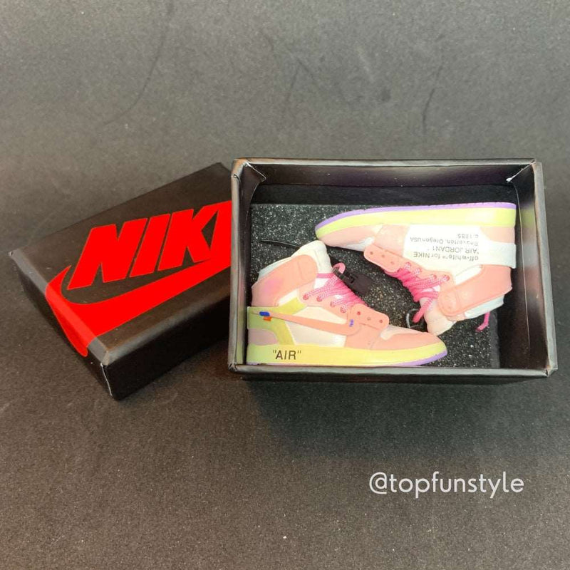 Cadeau idéal de mini sneakers Nike Off-White en rose - parfait pour les amateurs de Air Jordan