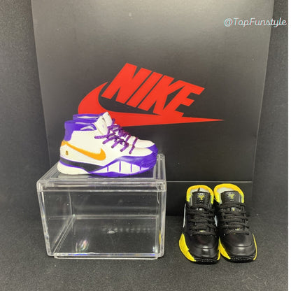 Mini sneakers Kobe 81 Points sur la vitrine, coloris Kobe 1 Del Sol noir et jaune au premier plan