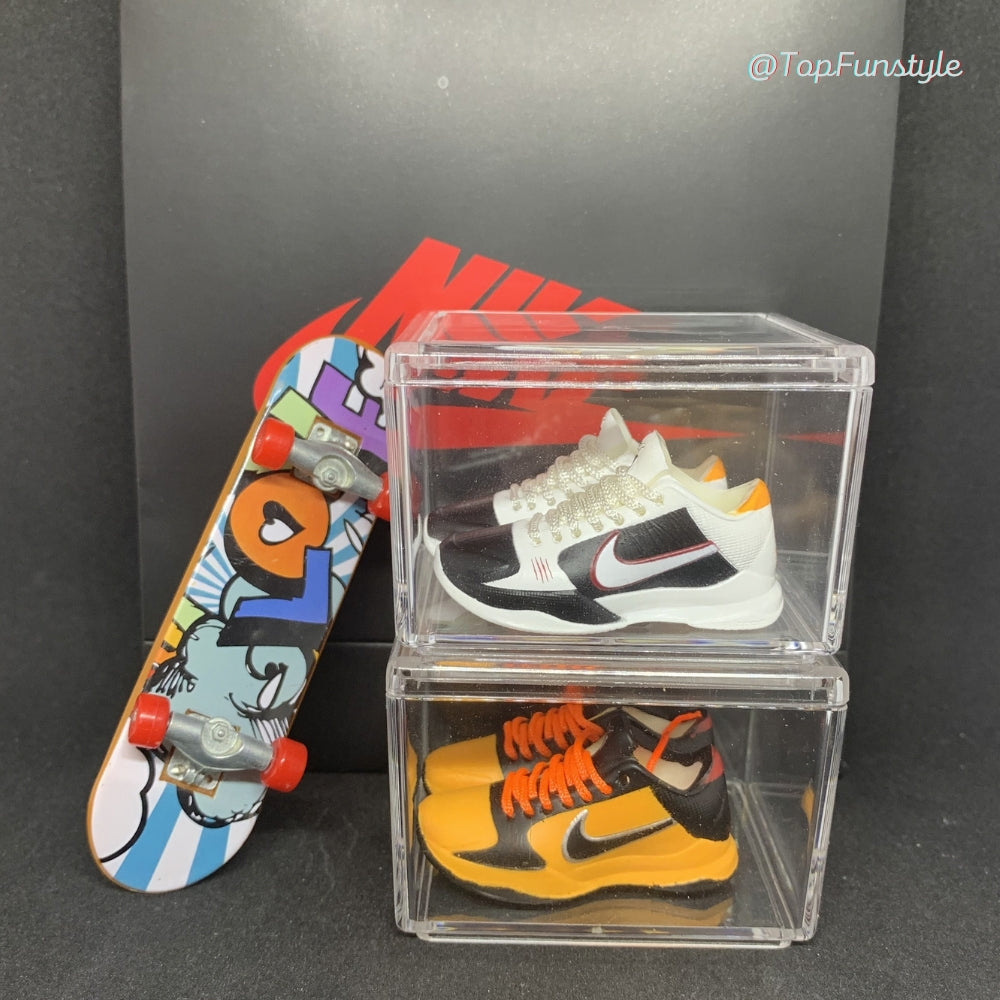 Deux vitrines empilées avec les mini sneakers Kobe 5 Bruce Lee Alternate (blanc, noir, rouge) et Bruce Lee (jaune, noir)