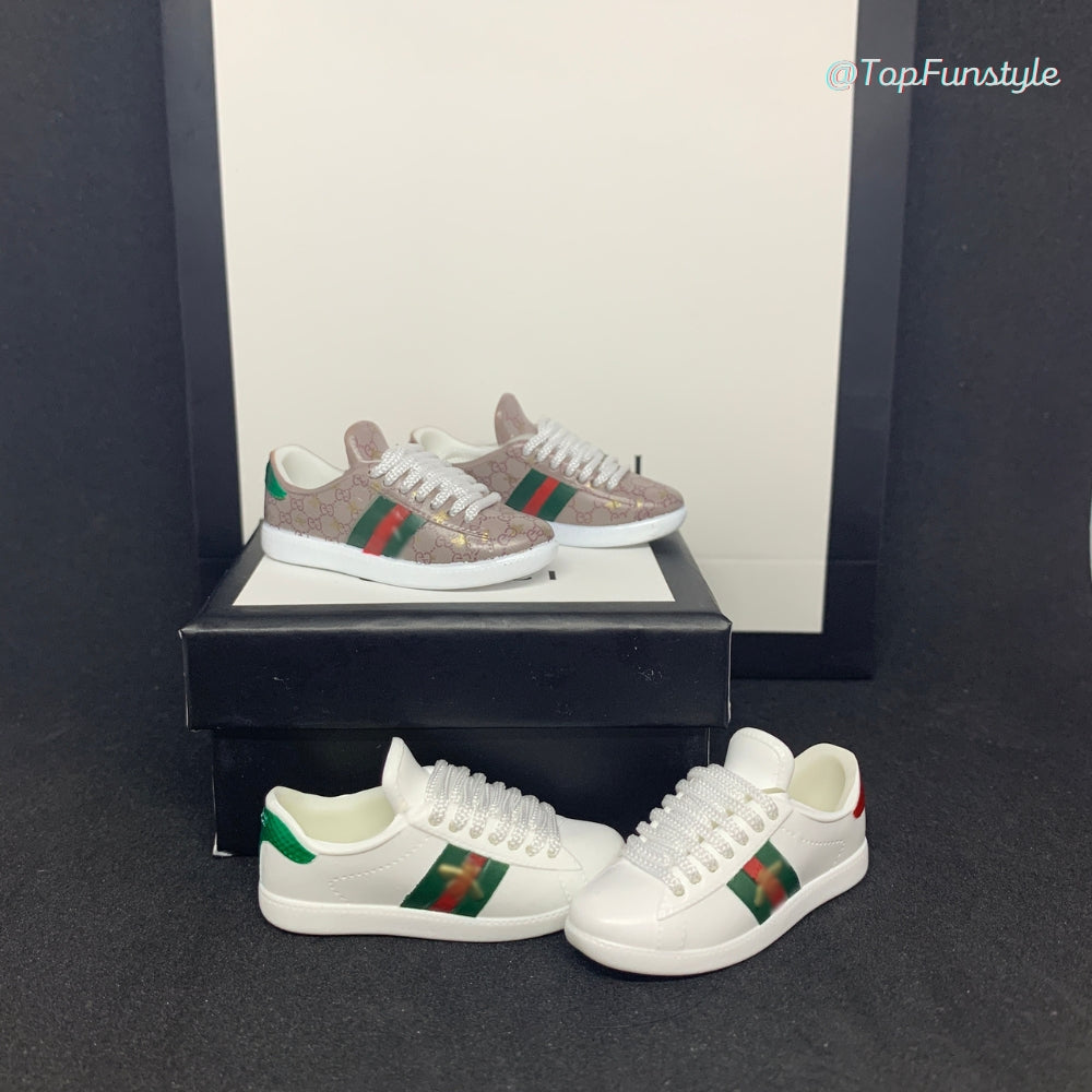 Comparaison des mini baskets Ace GG abeille beige rosé et Ace abeille blanches, modèles vendus séparément.
