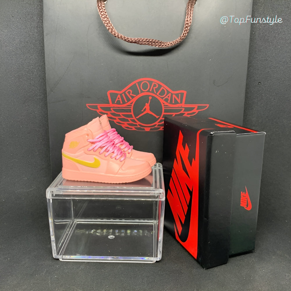 Kit miniature de la Nike Air Jordan 1 Coral Gold dans sa boîte.