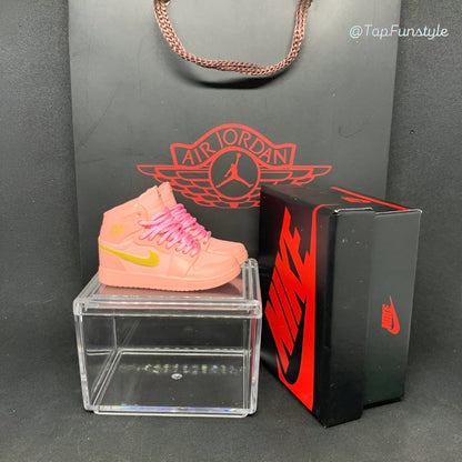 Kit miniature de la Nike Air Jordan 1 Coral Gold dans sa boîte.